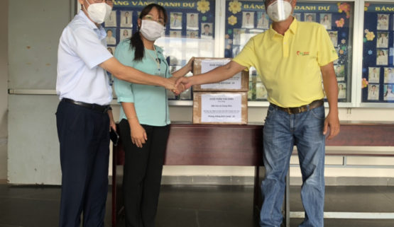 Dược phẩm Thái Minh tặng chai xịt họng AFree cho Trường Đại học Y Dược Cần Thơ